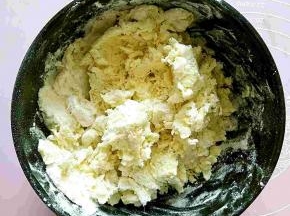 掺入少许面粉，这个步骤可以加入少许糖分，也可以不加，毕竟板栗薯是有很好的甜度的。