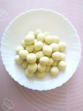 再揉成一个个的小丸子，这是需要耐心的哦！