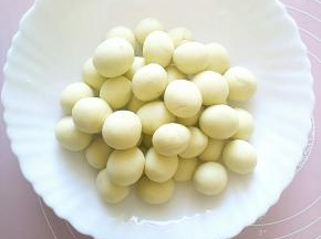 再揉成一个个的小丸子，这是需要耐心的哦！