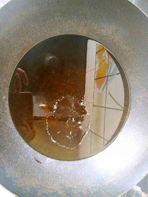 锅中倒入足量的植物油