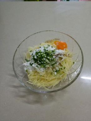 加入葱花，面粉，胡椒粉，盐，鸡蛋。
