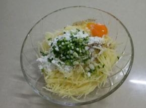 加入葱花，面粉，胡椒粉，盐，鸡蛋。
