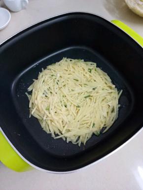 均匀的铺在抹油的锅中，小火煎至定型。