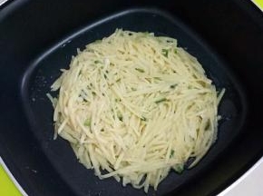 均匀的铺在抹油的锅中，小火煎至定型。