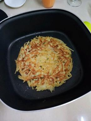 再翻面，煎至两面金黄即可。