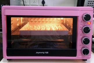 入预热好的烤箱中层，100度约烤40-50分钟，开启热风循环功能，可帮助干燥。