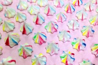 在烤盘上铺好油纸，把裱花嘴垂直于烤盘挤出一个个蛋白花纹。