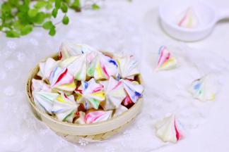 烤好的蛋白糖晾大约1-3分钟就可以试从油纸上取下来，一般是非常容易取出，要是粘底说明没熟，要入烤箱继续加时烤。