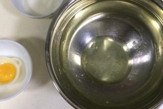 把蛋黄蛋白分离开，取蛋白部分放在无水无油的打蛋盆内。