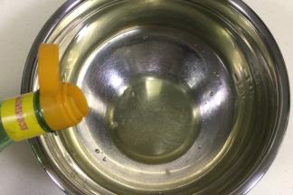 加入4～5滴白醋或柠檬汁。