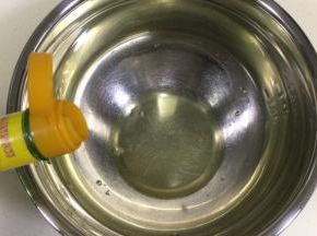 加入4～5滴白醋或柠檬汁。
