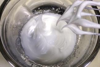 打发至蛋白质地闪亮丝滑，提起打蛋头有倒垂的小弯勾出现，沾一些蛋白于两指间揉搓，无砂糖颗粒感即可。