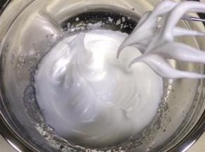 打发至蛋白质地闪亮丝滑，提起打蛋头有倒垂的小弯勾出现，沾一些蛋白于两指间揉搓，无砂糖颗粒感即可。
