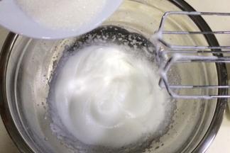 也可以平均分成三次加入细砂糖打发。