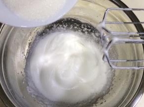 也可以平均分成三次加入细砂糖打发。