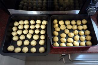 水油皮10克一份，酥油皮8克一份，分好备用。