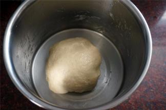 然后做水油皮：中筋面粉200g，细砂糖30g，水100g，花生油30g全部倒在一起拌匀，揉成面团。