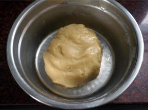 先做油酥皮：中筋面粉200g和花生油100g混合在一起揉匀。