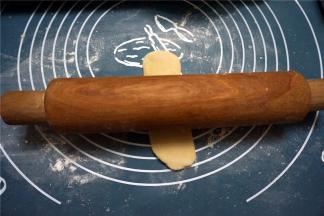 卷起的面团再次用面杖擀成长形。