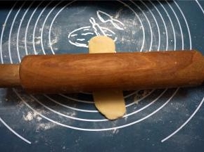 卷起的面团再次用面杖擀成长形。