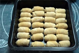 再由上往下卷起来。全部做好，盖上保鲜膜，静置15分钟。