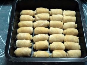 再由上往下卷起来。全部做好，盖上保鲜膜，静置15分钟。