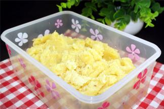 这个时候，将馅料分好，每份12克，揉成小圆球。