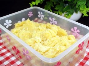 这个时候，将馅料分好，每份12克，揉成小圆球。