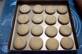 放进烤盘里。烤箱200度提前预热，将烤盘放进烤箱中层，上下火烤15分钟。