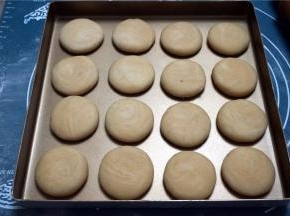 放进烤盘里。烤箱200度提前预热，将烤盘放进烤箱中层，上下火烤15分钟。