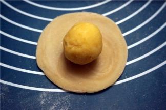 将绿豆馅放中间，包起来，收口向下。