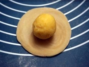 将绿豆馅放中间，包起来，收口向下。