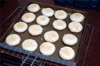 取出，将绿豆饼翻面，放上层，烤箱200度上下火再烤15分钟即可。