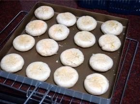 取出，将绿豆饼翻面，放上层，烤箱200度上下火再烤15分钟即可。