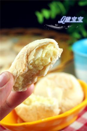 烤好的绿豆饼非常的酥，皮一碰就掉了。冷却后放密封盒保存，注意防潮。