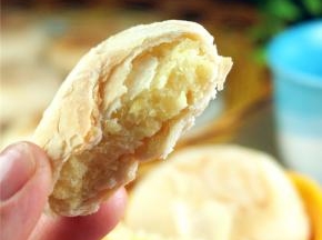 烤好的绿豆饼非常的酥，皮一碰就掉了。冷却后放密封盒保存，注意防潮。