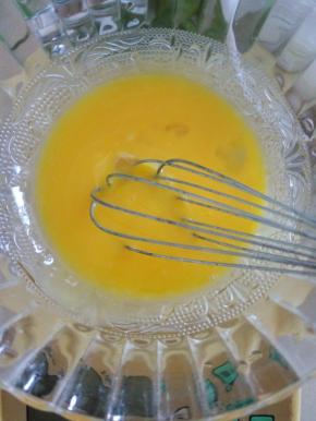 蛋白蛋黄分离，蛋黄里加一部分糖，大约10g左右，其余留着打蛋白时用