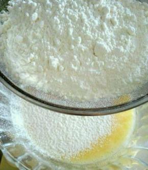 搅匀就行，边加玉米油边努力搅匀，油加完搅匀的样子有点粘稠，边加奶边努力搅匀，搅匀后筛入面粉