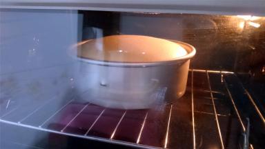 首先水浴法烘烤一个8寸的黄油蛋糕体，详细做法请参照我的菜谱【黄油蛋糕】。