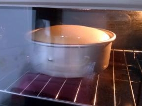 首先水浴法烘烤一个8寸的黄油蛋糕体，详细做法请参照我的菜谱【黄油蛋糕】。