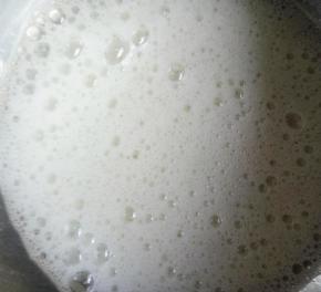 蛋白分三次加糖，加几滴柠檬汁打到大泡泡加第一次糖