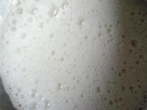 蛋白分三次加糖，加几滴柠檬汁打到大泡泡加第一次糖