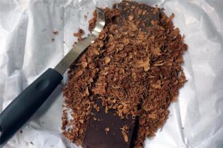 用巧克力刨，刨出巧克力。