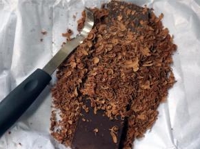 用巧克力刨，刨出巧克力。