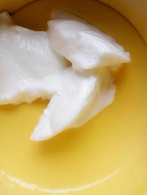 这时候可以预热烤箱170度
取三分之一蛋白与蛋黄液混合