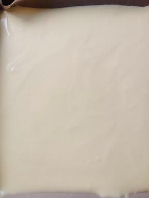 烤盘垫好油布，面糊倒入烤盘，然后用两手按住烤盘两边左右晃动使面糊均匀摊开