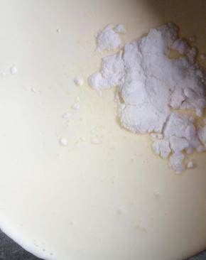 蛋糕片晾15分钟左右，没有热度时就打奶油了。
淡奶油＋糖粉，糖粉量为奶油量的十分之一。淡奶油需冷藏超过12小时，不然不易打发