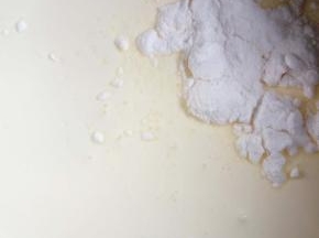 蛋糕片晾15分钟左右，没有热度时就打奶油了。
淡奶油＋糖粉，糖粉量为奶油量的十分之一。淡奶油需冷藏超过12小时，不然不易打发