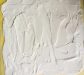 用刮刀取出奶油放在蛋糕片上