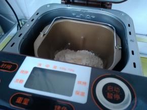 将牛奶，70克淡奶油，7克糖，17克蛋液，面粉放面包机桶，最后放2克酵母，启动面包机和面程序，和面20分钟